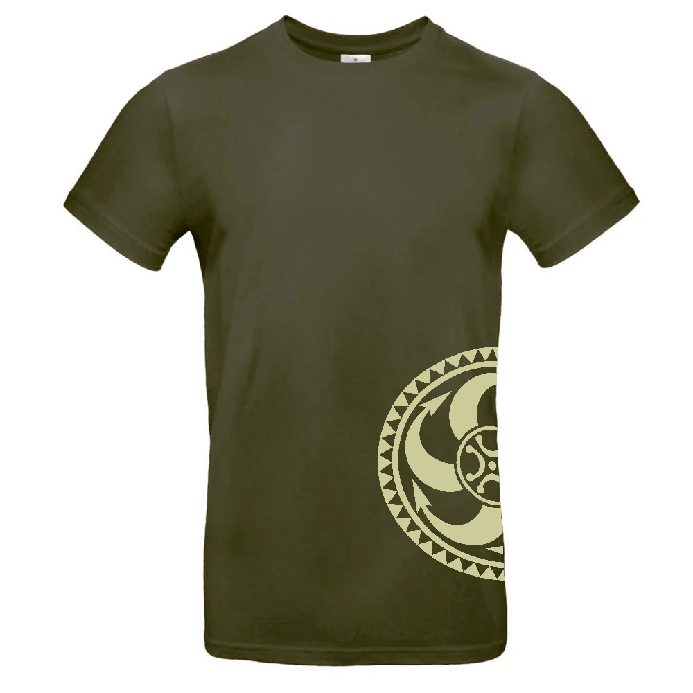 Camiseta color verde khaki estampada con Estelas de Cantabria en el lateral