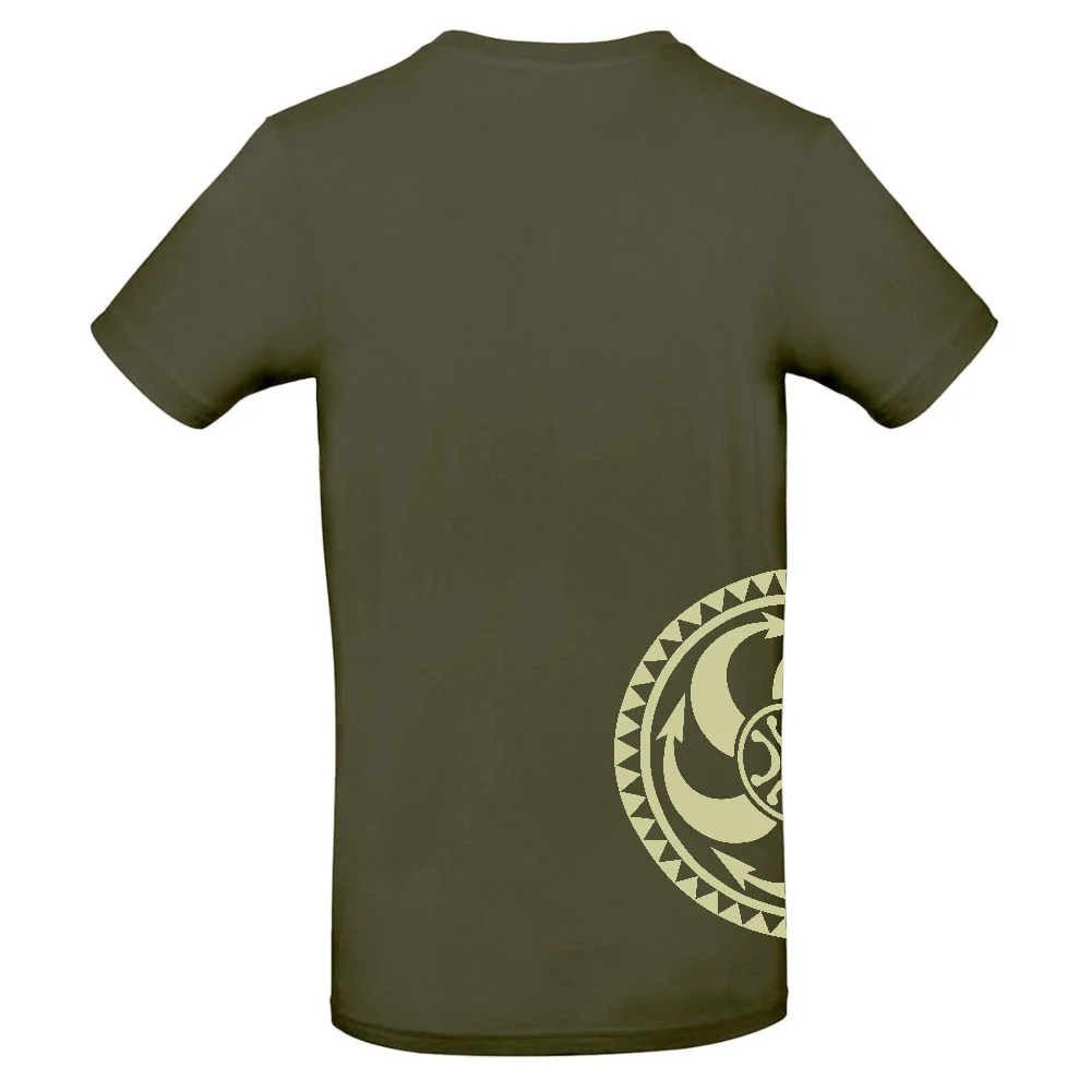 Alternative view of Camiseta color verde khaki estampada con Estelas de Cantabria en el lateral